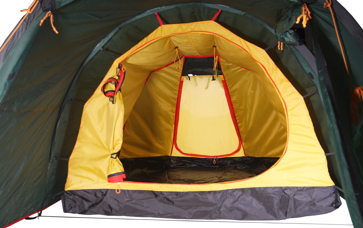 Трехместная туристическая палатка-полубочка с большим тамбуром. Alexika Tunnel 3 Fib